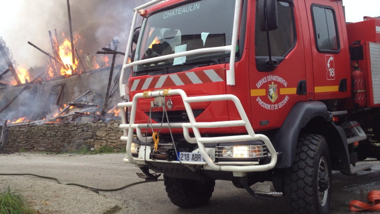 Un hangar en flammes