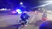 Énorme course poursuite entre des motards et un hélicoptère et des voitures de police