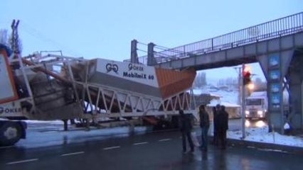 Beton Mikseri Üst Geçide Takıldı