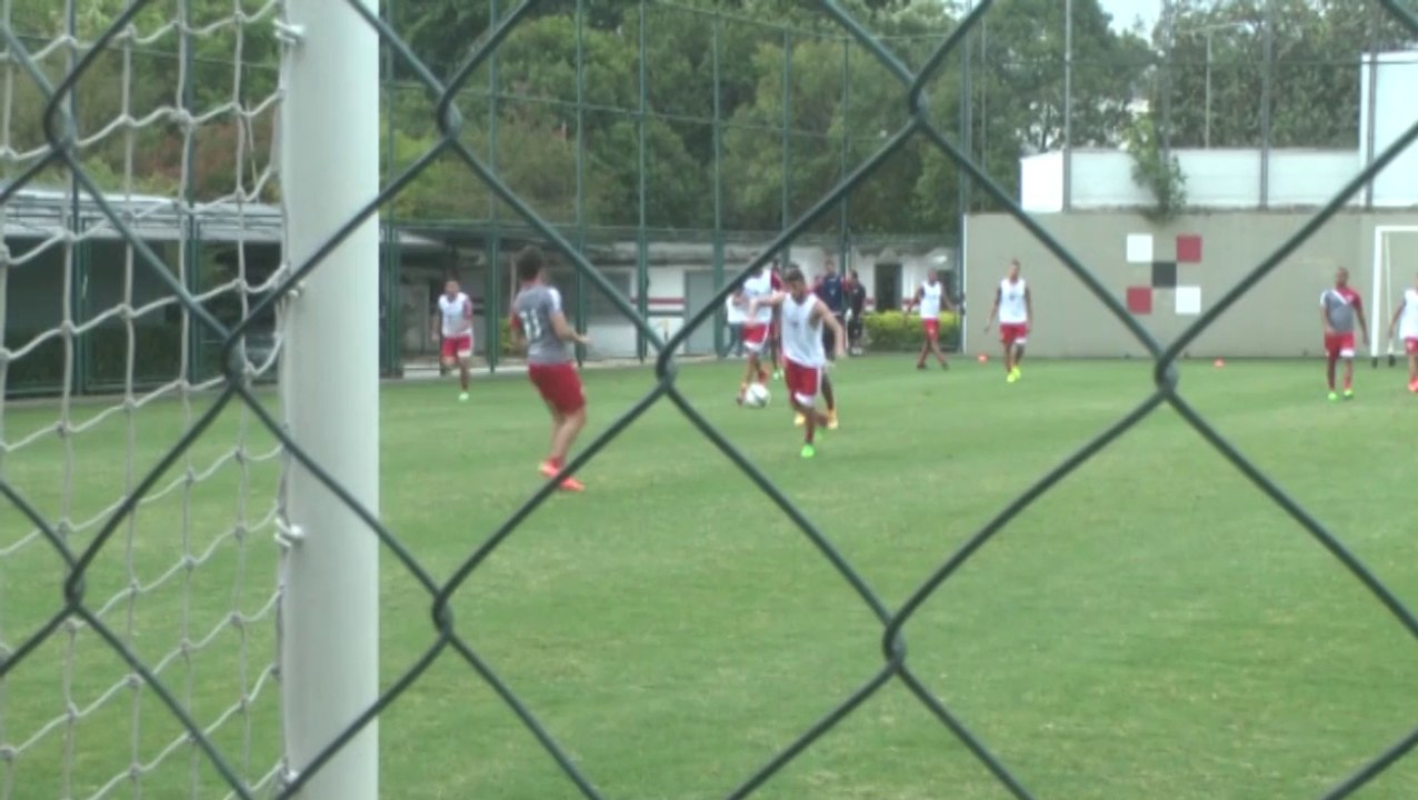 Denis busca bola no ângulo e evita golaço de Boschilia