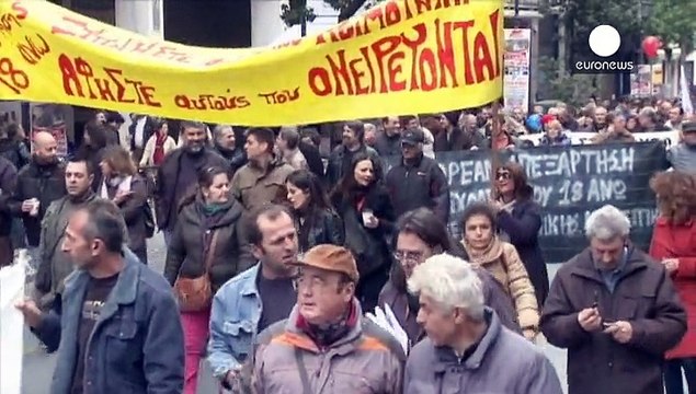 Οργή λαού στην Ελλάδα κατά της λιτότητας - χιλιάδες στην πορεία στο κέντρο της Αθήνας