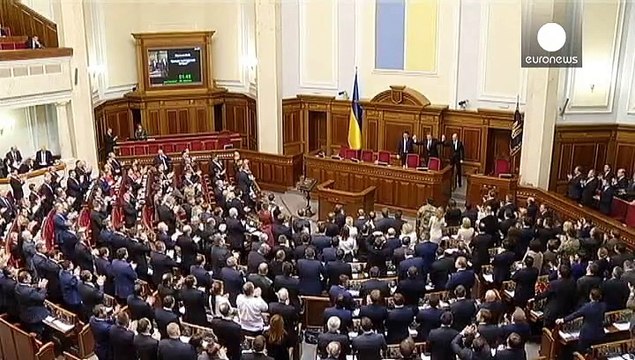 Верховная Рада Украины обещает бороться с коррупцией и надеется на мир