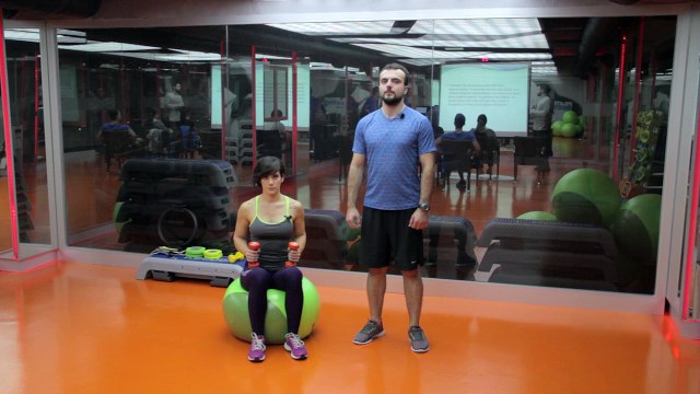Omuz Kaslarını Çalıştırmak için Swissball Seated Dumbell Lateral Raises - Her Yerde Spor