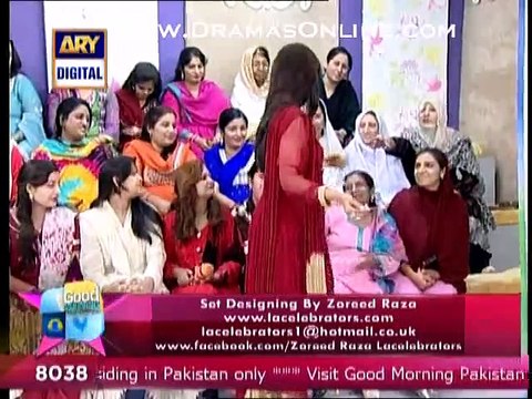 Nida Yasir Ne 1 Aurat se jiske baal uske pau jitne they, usse balon k shampoo ka add banwa liya