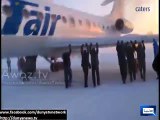 Russian passengers help push plane stuck in ice