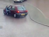 Femmes sautant de leur voiture pour cause de verglas.