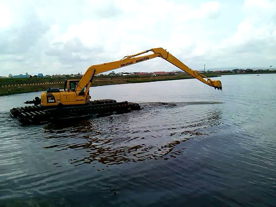 floating excavator amphibious swamp Komatsu PC200 8 SLF di Sangatta Kalimantan (part 2)