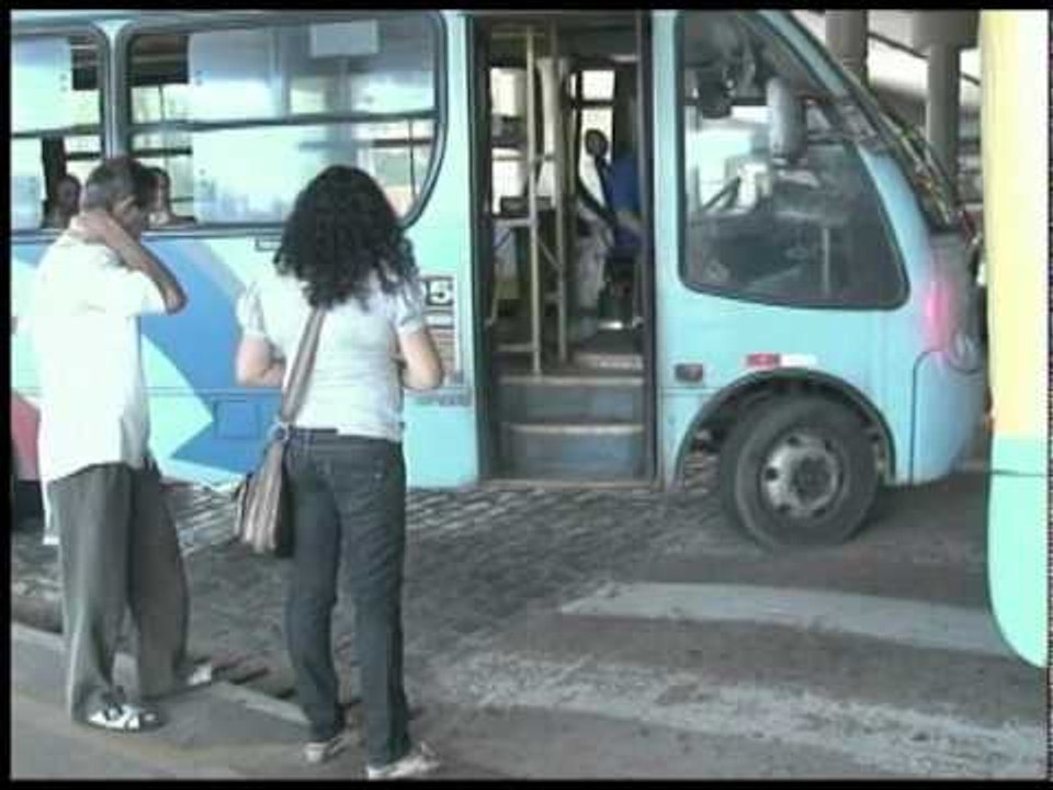 Pedestres se arriscam fora da faixa