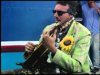 Falcão canta nova música no Coletiva