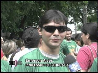 Professores protestam por melhores salários