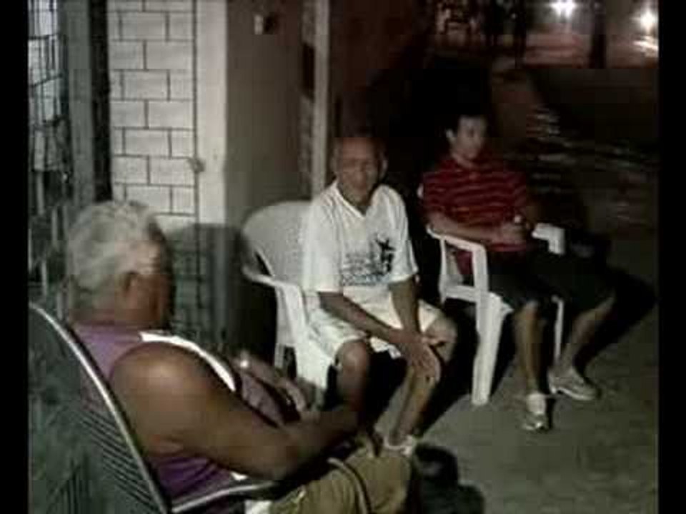 Sentado na calçada