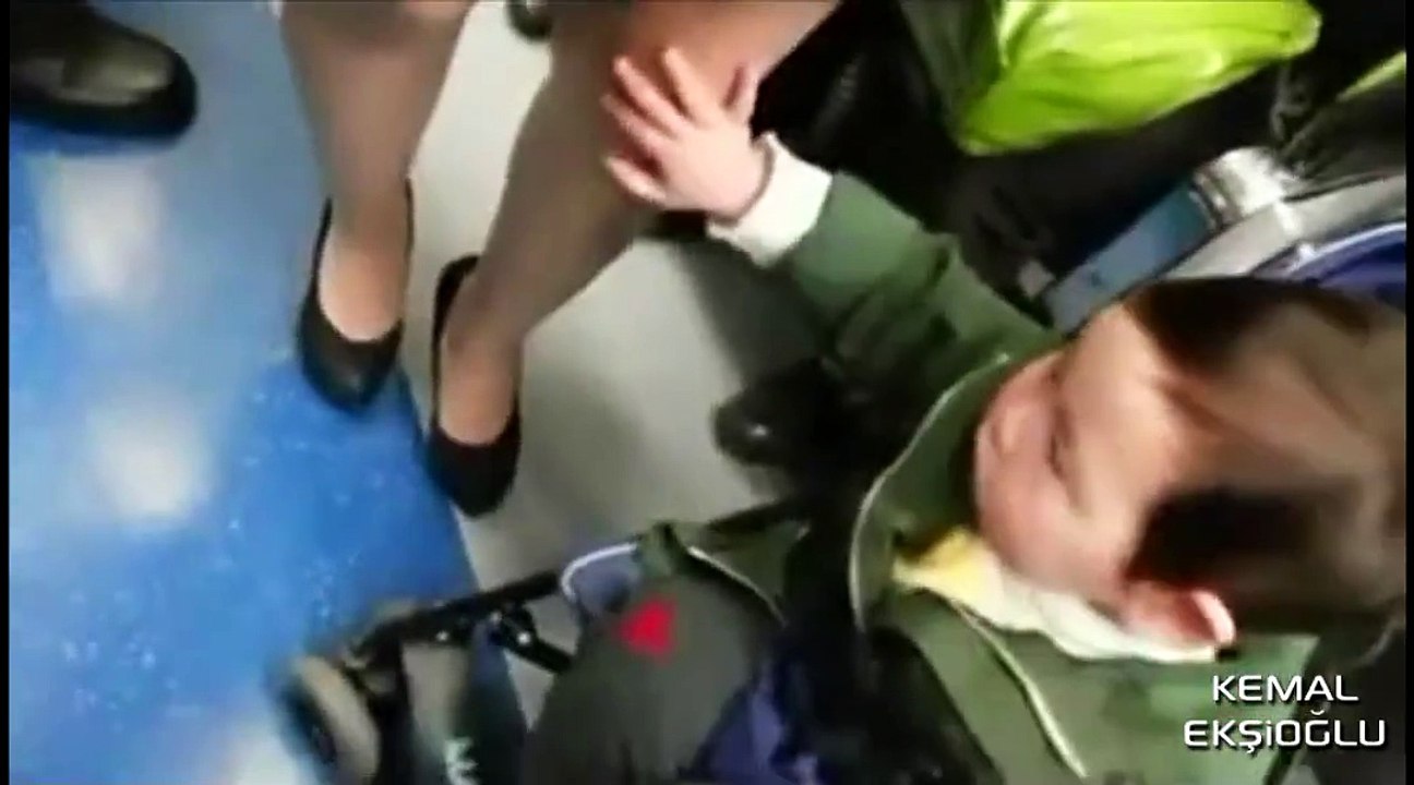 Metroda Kadına Hallenen Bebek