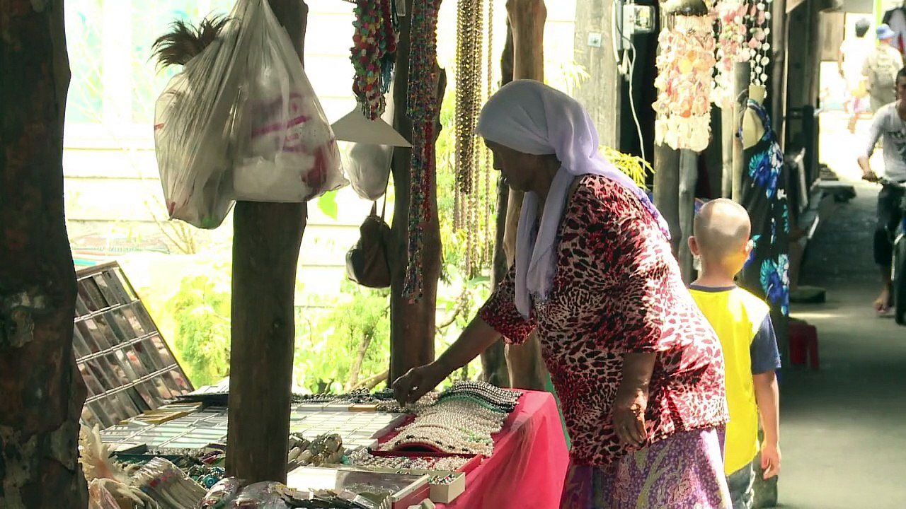 Thaïlande: un terrain de foot flottant remet une île à flots