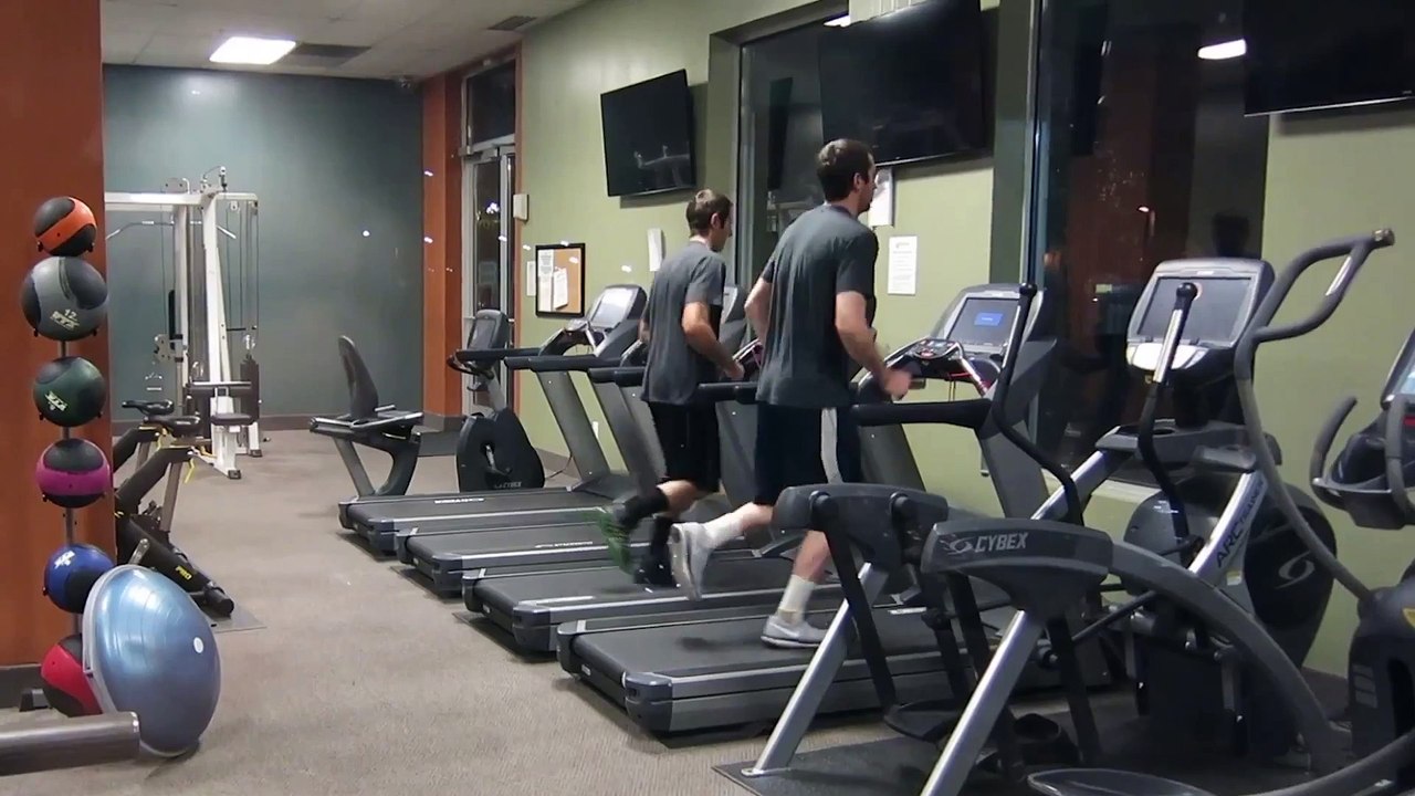 Un tapis de course qui parle : "t'es trop lent! Accélère!" Caméra cachée hilarante.