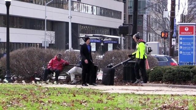 Tester l'honnêteté des passants : perdre de l'argent dans la rue - Caméra cachée