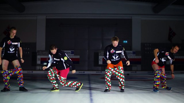 L'équipe norvégienne de Curling enfile un pantalon sans les mains