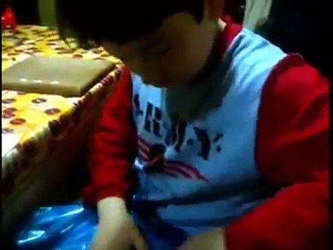 Il voulait une tablette électronique mais sa mère lui offre une planche à découper ...