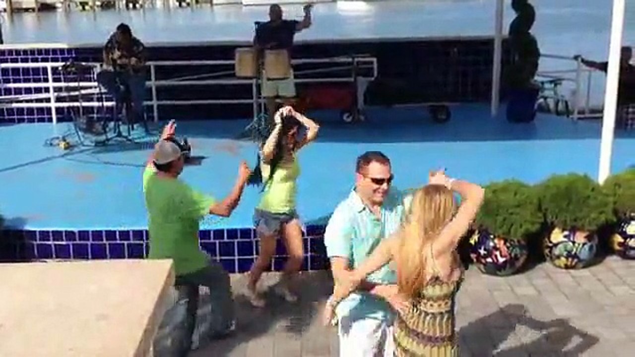 Ils se battent pour danser avec une fille