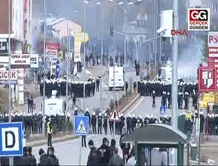 BAHÇELİ'NİN ZİYARETİNİ PROTESTO EDEN GRUPLARA POLİS MÜDAHALE ETTİ