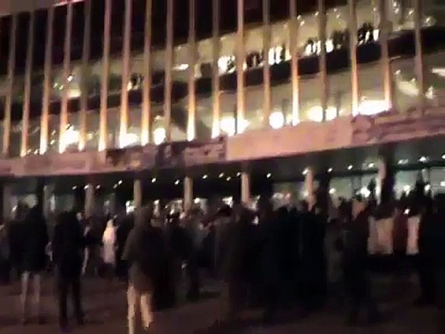 ⁣Второй день протеста толпу противников Ани Лорак отогнали выстрелами