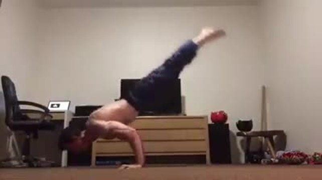 Simonster fait des pompes sans poser les pieds au sol