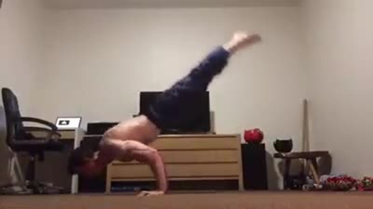 Simonster fait des pompes sans poser les pieds au sol