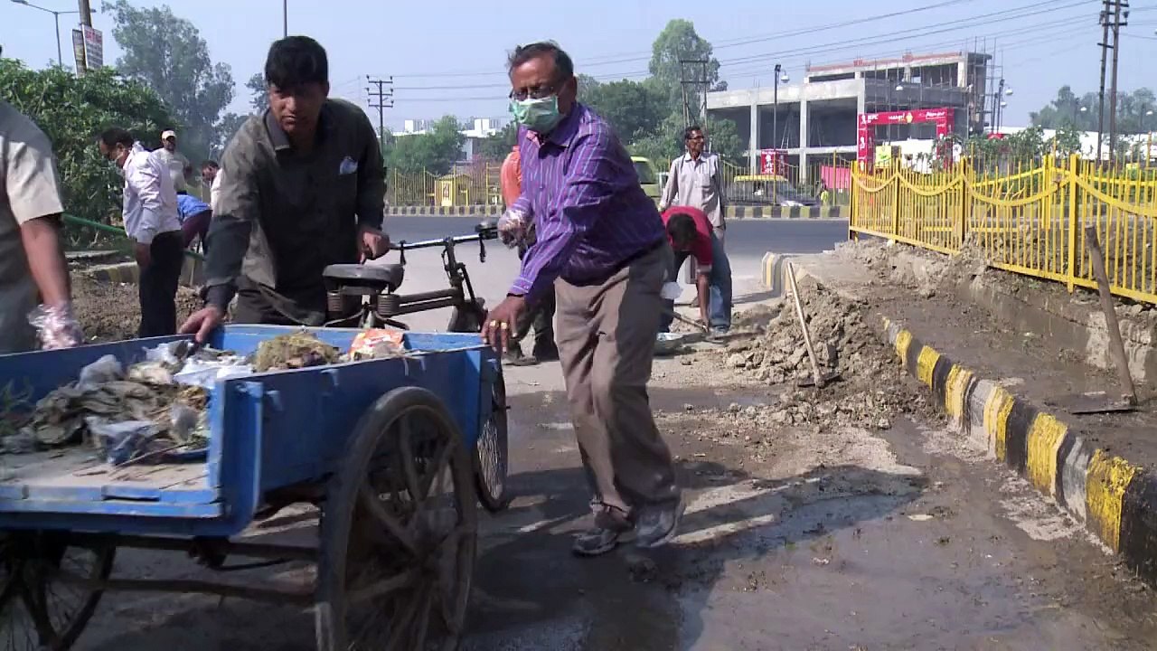 Kampf dem Schmutz: Inder packen an