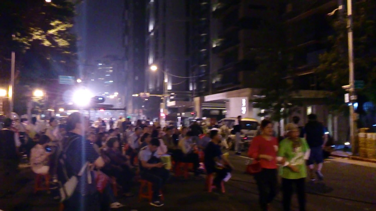20141128決戰前夜柯文哲總部5-小舞台在豪宅旁看秀