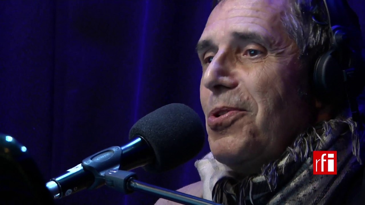 Julien Clerc chante 'On ne se méfie jamais assez' dans La Bande Passante - #RFI