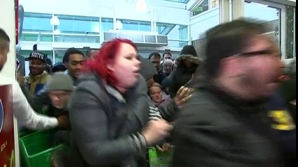 "Viernes negro" inicia con altercados en tiendas de Reino Unido