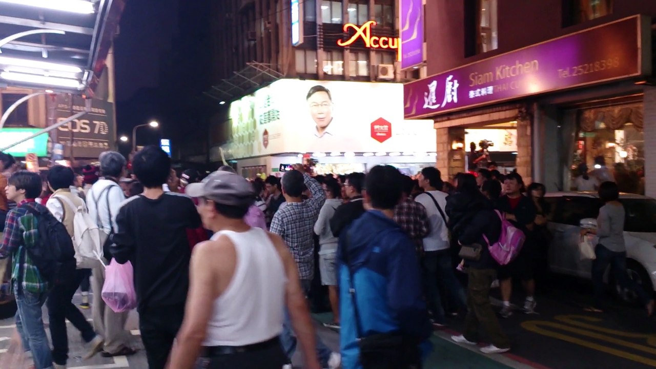 20141128決戰前夜柯文哲總部8-旁邊的加油站有人潮沒生意