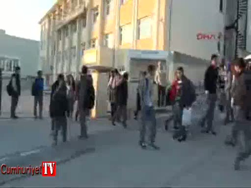 Okulda dehşet: Öğrencinin kafasında viski şişesi kırıp bıçakladı