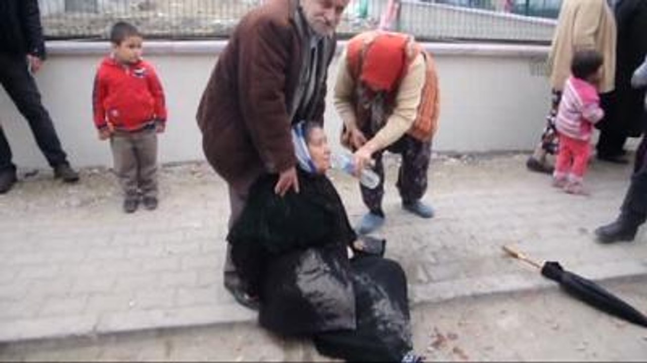 Yürürken Üzerine Duvar Yıkıldı