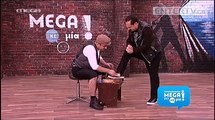Ο Μάρκος Σεφερλής σε ρόλο λουστράκου καθαρίζει τα παπούτσια του Λευτέρη Πανταζή