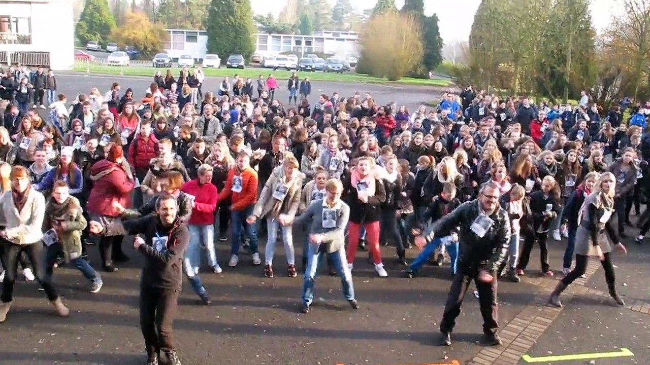 Flash mob pour une prof sur le départ à Divion