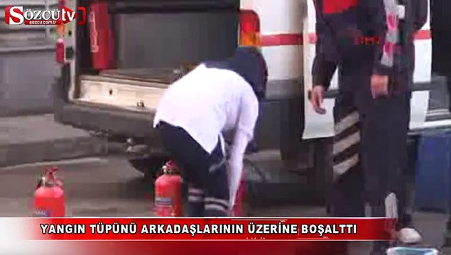 Yangın tüpünü arkadaşlarının üzerine boşalttı
