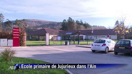 Fleurs et dessins devant l'école en hommage au petit Mathias