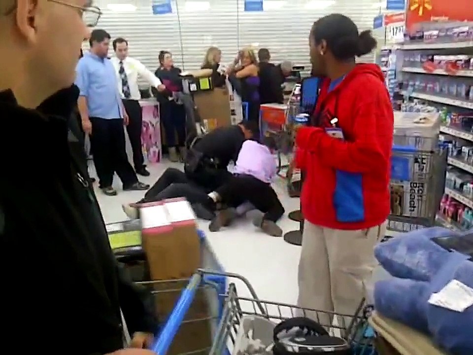 Black Friday 2014 : un gars se fait taser par la police en plein supermarché!!