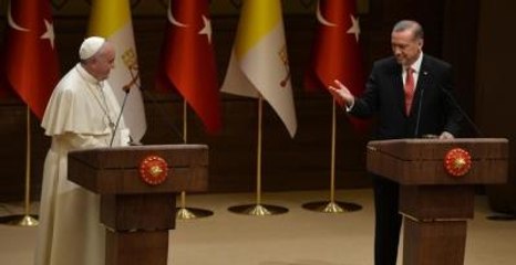 Papa'nın Konuşmalarını Ünlü Oyuncu Serra Yılmaz Çevirdi