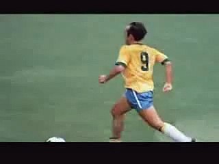 Pelé perde gol após drible fantástico