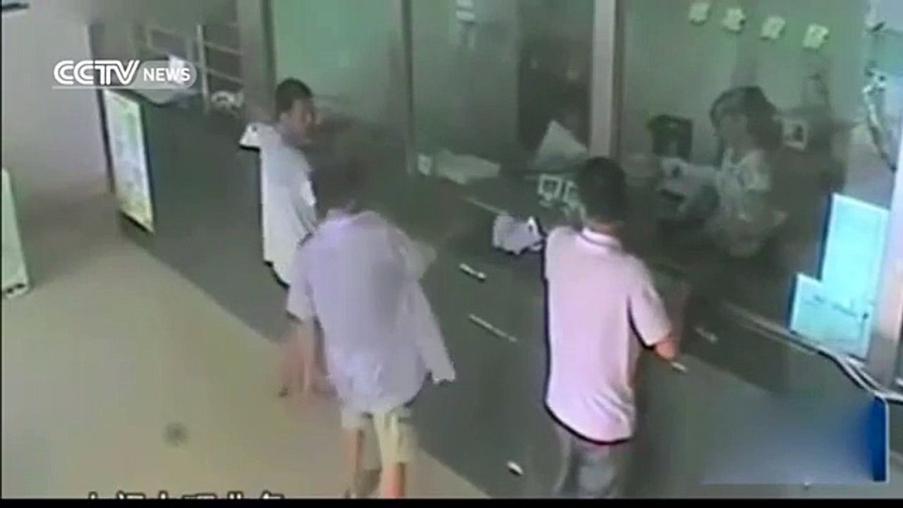 Knife-wielding bank-robber ignored, told to queue up