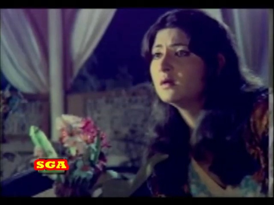 LOVE OF MID NIGHT CRYING FOR HIS.. ~ Aadi raat ko ye dunya waley jub khwabo mei kho jaatey hai ,tu mubahat ke rogi yaado ke chiragh jilatey hai ~ Aasia, Muhammad Ali and Waheed Murad Singer Ghulam Ali ,Film Tum Salamat Reho ~  Pakistani Urdu Hindi Songs