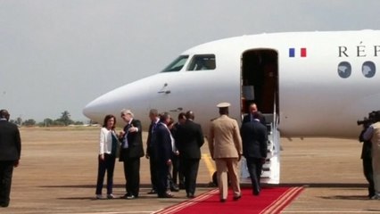 France's Hollande brings message of hope to Ebola-stricken Guinea