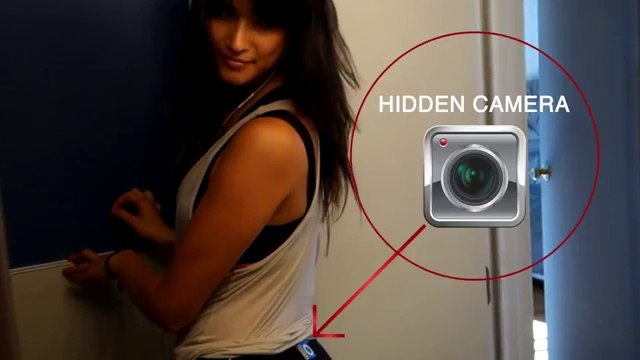 Une jolie fille piège les hommes avec une caméra cachée