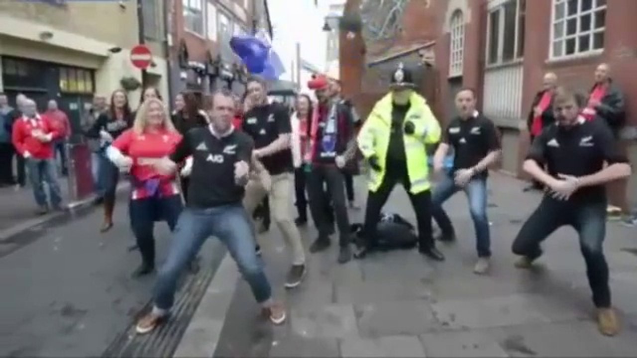 Quand la police se joint aux supporters pour un haka