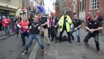 Quand la police se joint aux supporters pour un haka