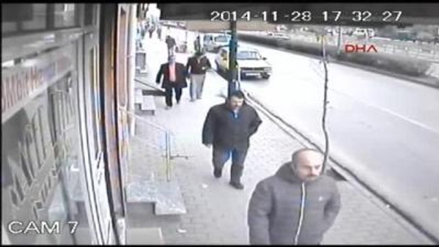 Eskişehir 7'nci Kattan Düşen 4 Yaşındaki Ecrin'i Temizlik İşçisi Kollarını Açıp Kurtardı Ek Düşme...