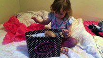 Une fille reçoit un chaton pour son anniversaire