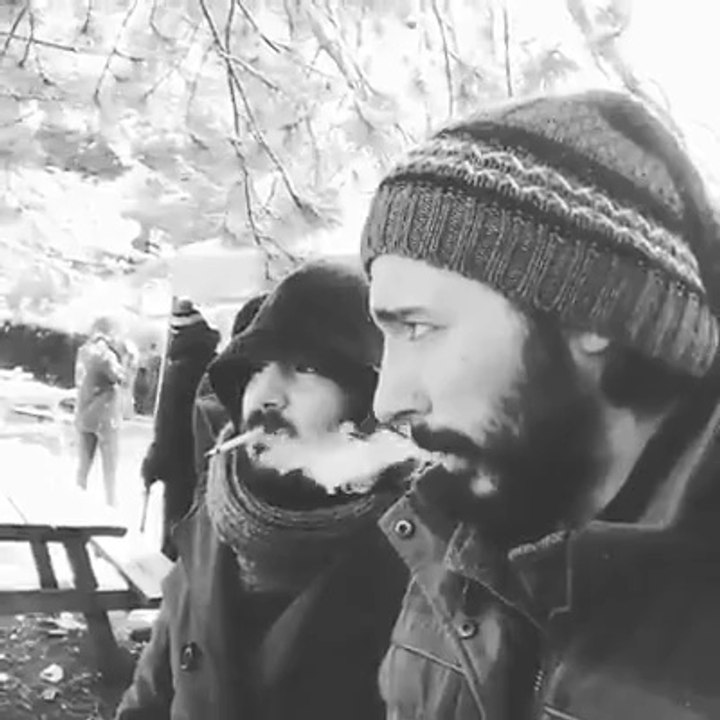 Adam Komik Kafa sallıyor