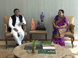 Uttar Pradesh CM Akhilesh Yadav meets Gujarat CM Anandiben Patel in Gandhinagar
